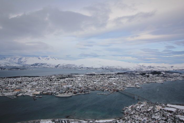 Vista de Tromsø a partir do Fjellheisen, teleférico que liga ao ponto mais alto da cidade