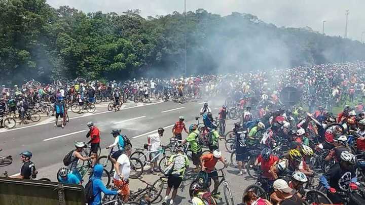 Cerca de quatro mil pessoas foram impedidas de continuar o percurso até Santos