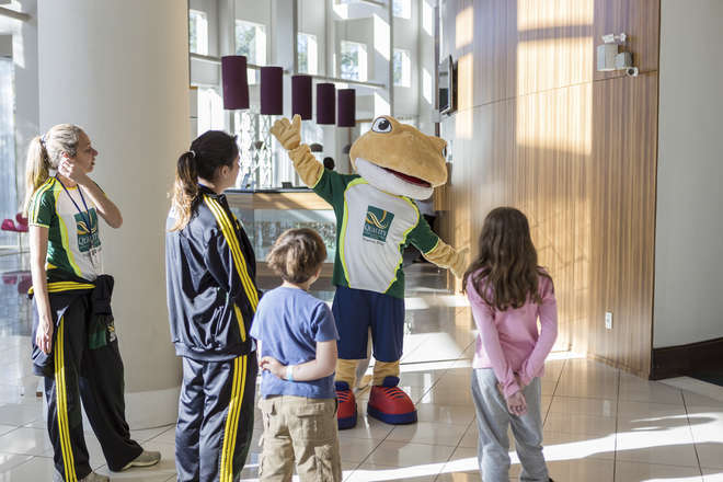 A Tixa, mascote do Quality Resort & Convention Center Itupeva, entretêm crianças