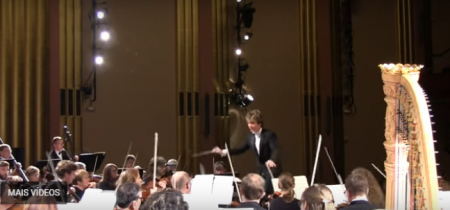 A apresentação da orquestra North State Symphony na Califórnia, Estados Unidos, teve reação inusitada de espectadora
