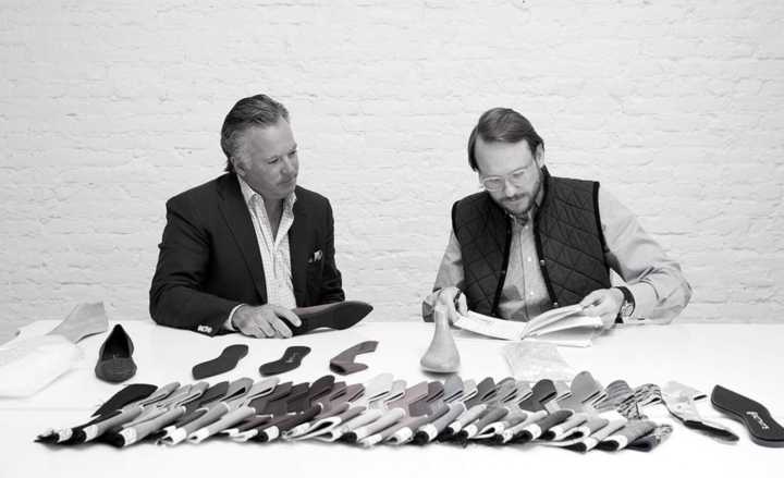 Os fundadores da fábrica da calçados Rothy’s: Stephen Hawthornthwaite (esquerda) e Roth Martin