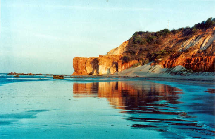 As praias calmas de Icapuí são ideais para passeios de família