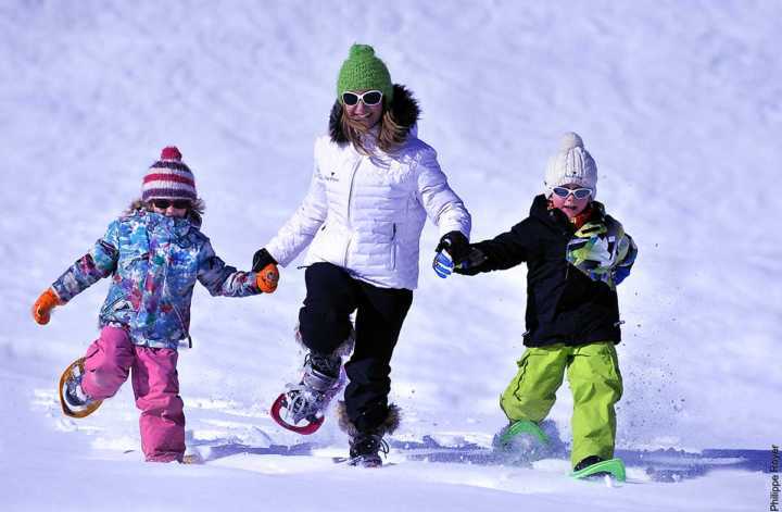 Crianças brincam na neve no vilarejo de Val d’Isere