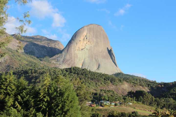 Pedra Azul, em Domingos Martins, destacando a figura imaginária do largato