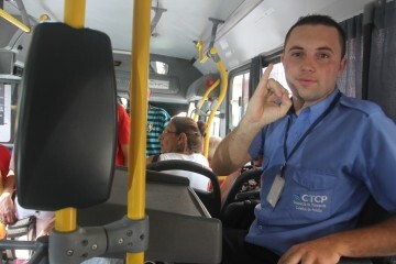 Gabriel Pinheiro da Fonseca aprendeu Libras para conversar com passageiros de ônibus