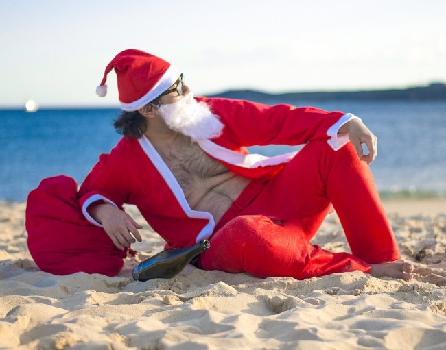 Enquanto a maior parte do mundo celebra o Natal no inverno e algumas pessoas até têm a oportunidade de desfrutar de um Natal com neve, os australianos celebram a data no verão. Eles costumam passar na praia ou perto de uma piscina