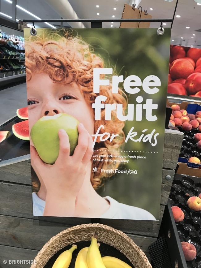 Há alguns anos, uma das maiores redes de supermercados da Austrália iniciou uma campanha que oferece frutas gratuitas para crianças. A empresa instalou cesta cheias de peras, maçãs e bananas, e as crianças podem uma fruta enquanto acompanham seus pais durante as compras