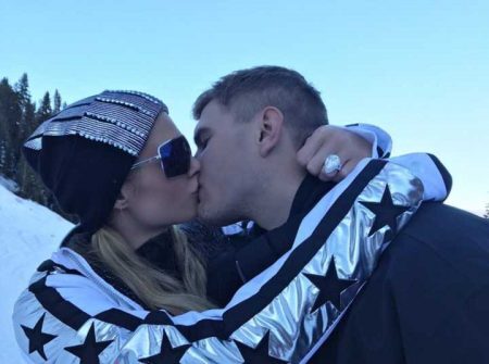 Paris Hilton é pedida em casamento por Chris Zylka em Aspen, EUA