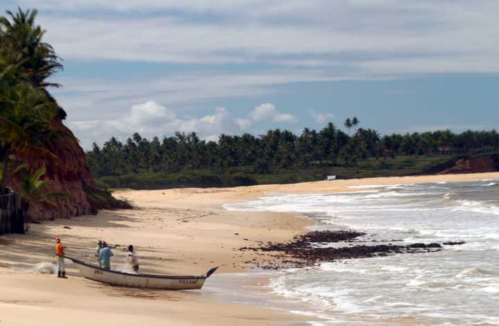 Barra do Cahy, considerada a 1ª praia do Brasil