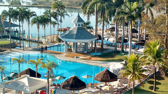 Vista de uma das piscinas do Mavsa Resort