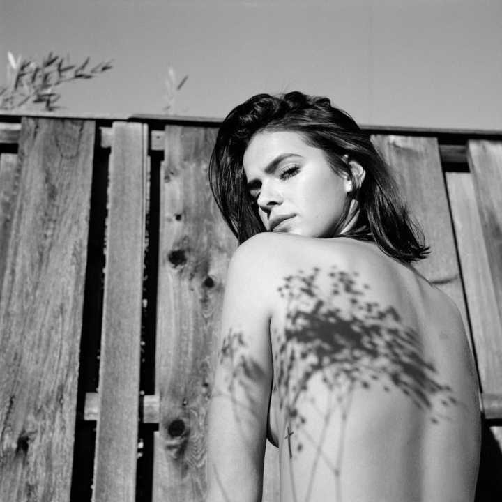 Em ensaio conceitual, Bruna Marquezine faz topless e exibe tatuagem nas costelas