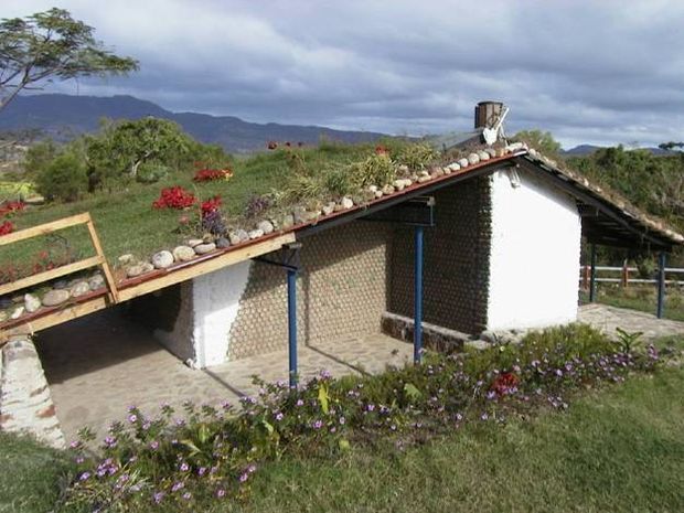 Casa construída em Honduras com 8.000 garrafas PET com cobertura de telhado verde