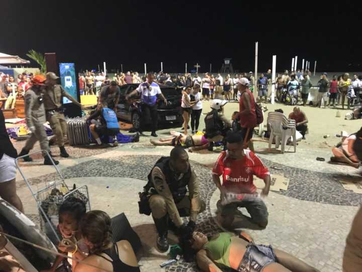 Carro invade a praia e atropela vários no Rio