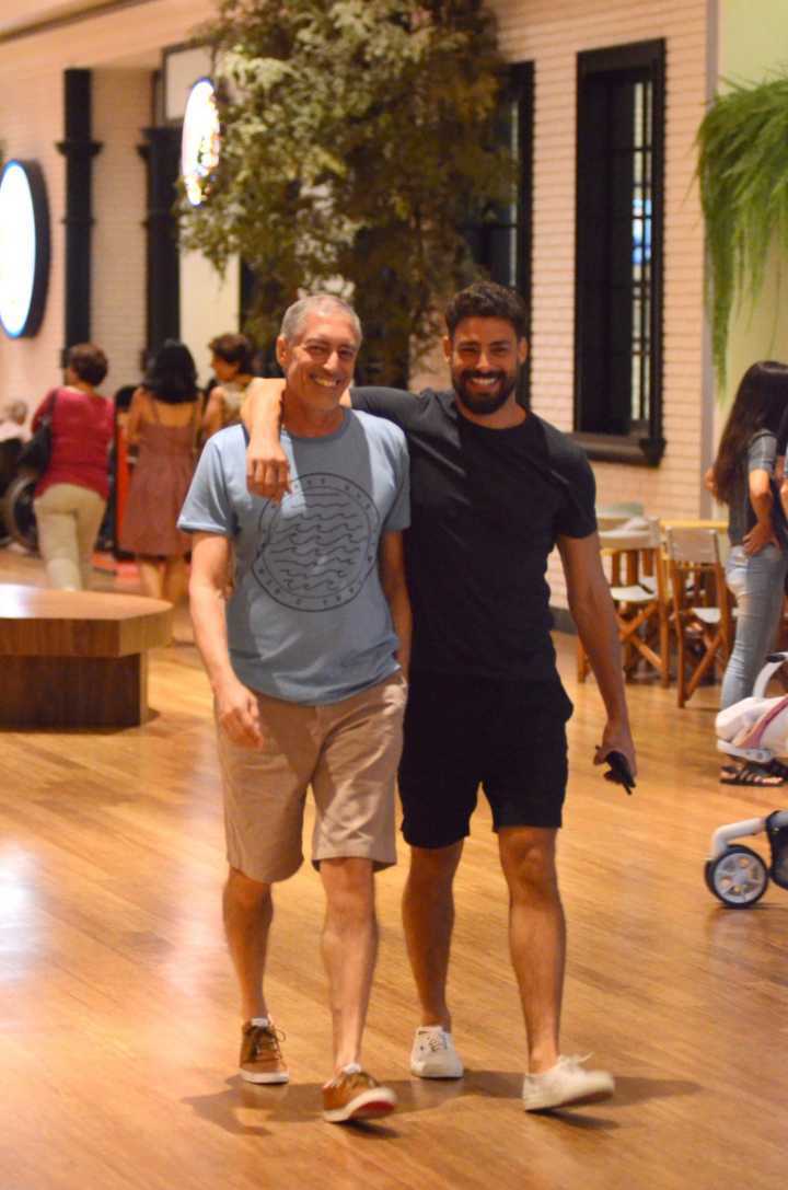 Cauã Reymond passeia com o pai, José Marques