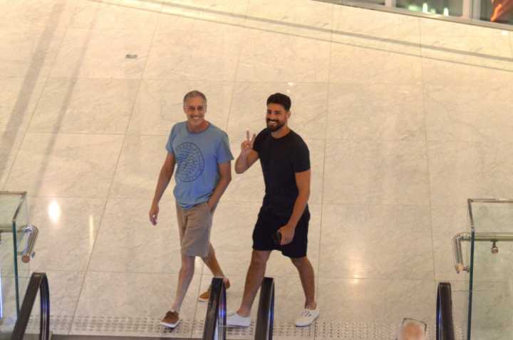 Cauã Reymond passeia com o pai, José Marques
