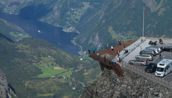 O mirante Dalsnibba, que fica a 1.500 metros acima do nível do mar e oferece uma vista incrível