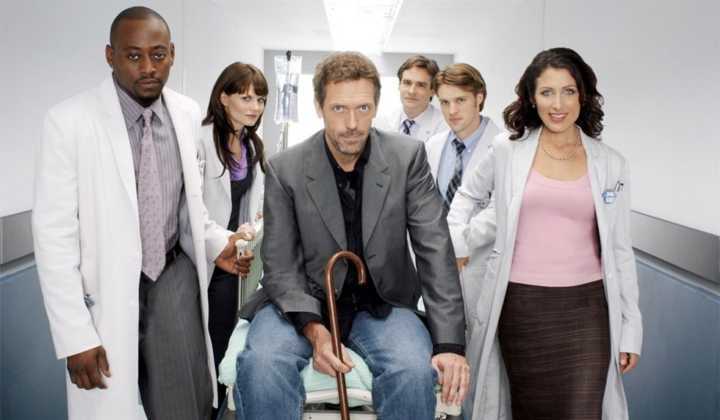 Dr. House (Hugh Laurie) e sua equipe de médicos 