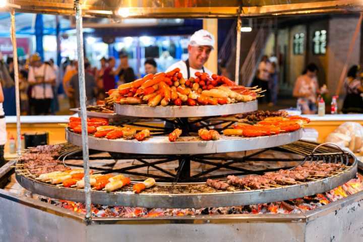 Pratos à base de porco, marreco, salsichas e outras iguarias formam um banquete, com fartas opções aos visitantes