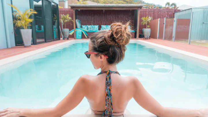 Relaxando na piscina do Airbnb que ficamos em Cairns (Australia).