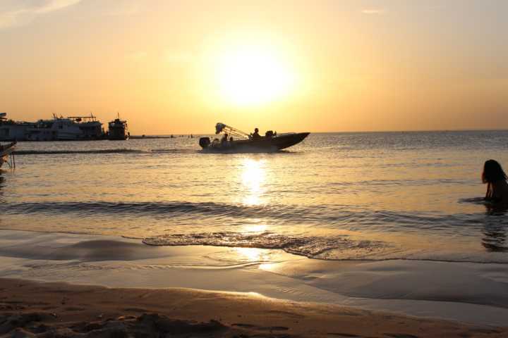 Pôr do sol na Ilha do Amor, em Alter do Chão