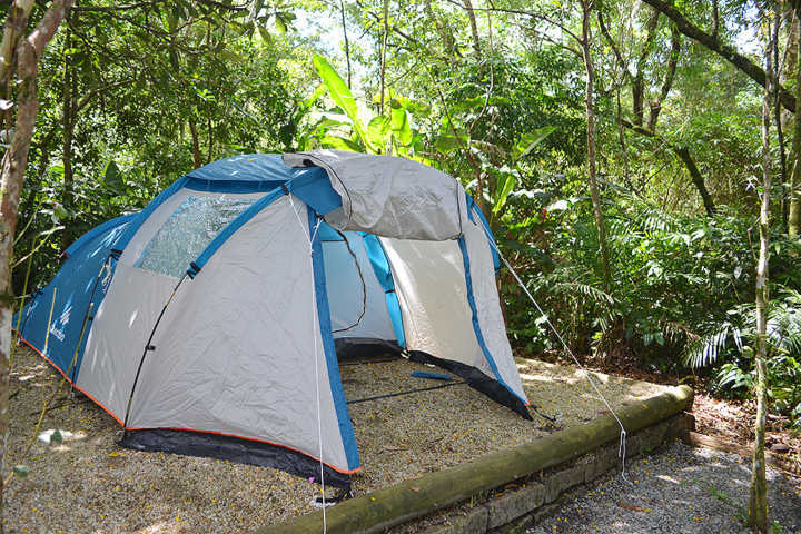 Com estrutura para alimentação e banho, o acampamento busca integrar o visitante à natureza