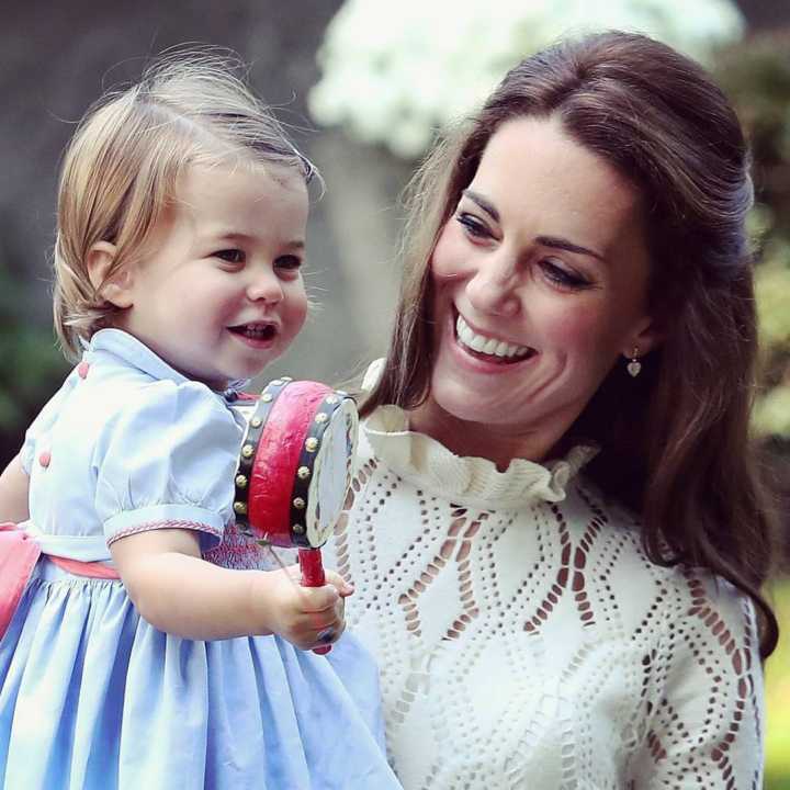 Kate Middleton e a Princesa Charlotte em um evento real