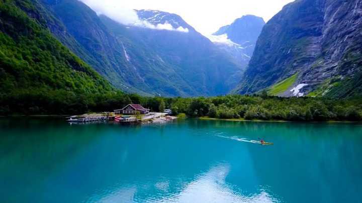 Vista panorâmica do Lago Lovatnet