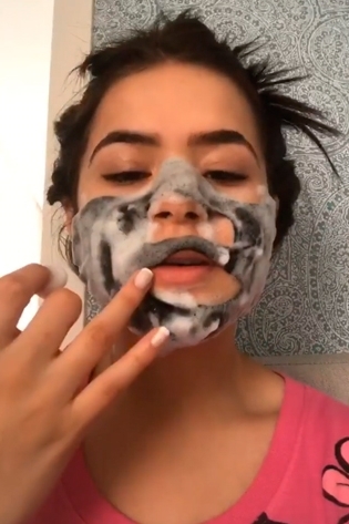 Maísa brinca de blogueira com máscara para o rosto que faz espuma