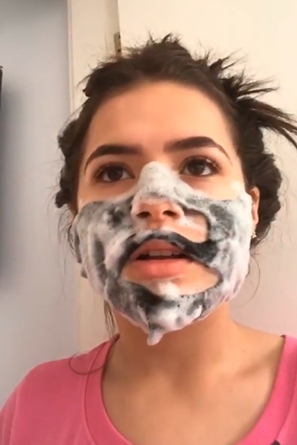 Maísa brinca de blogueira com máscara para o rosto que faz espuma