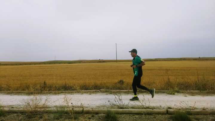 O ultramaratonista Márcio Villar percorreu 820 km do Caminho de Santiago em 6 dias, 11 horas e 2 minutos
