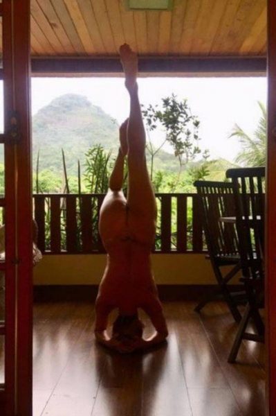 Marilene Saade faz yoga em casa