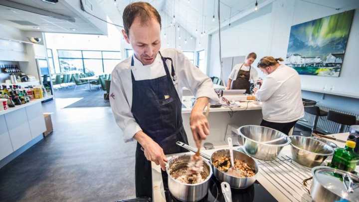 O chef Mindor Klauset na Klippfiskakademie dá aulas para aprender e saborear