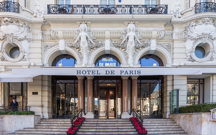 Com uma história lendária, o Hôtel de Paris recebe personalidades e celebridades há mais de 150 anos