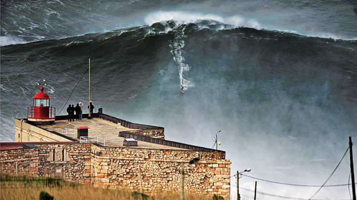 O surfista norte-americano Garrett McNamara na onda de 23,8 metros em 2011