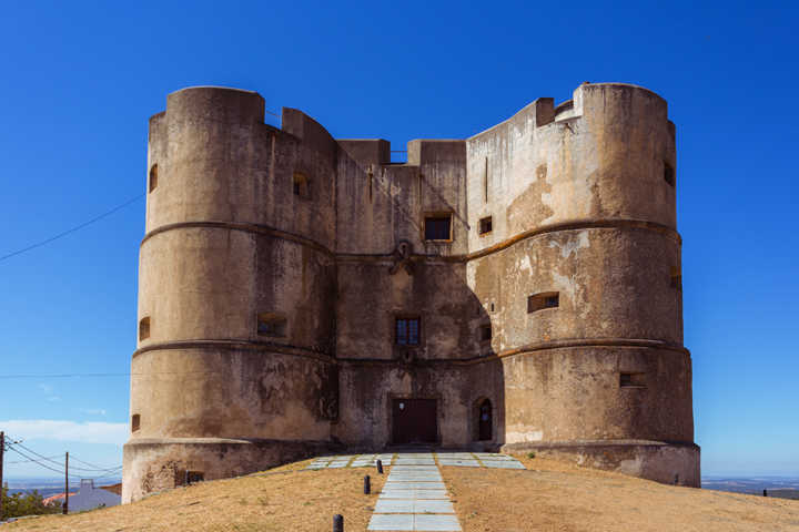 Os turistas se surpreendem com o imponente castelo ou Paço Ducal de Evoramonte