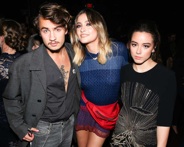 David Hockney, Paris Jackson e Chloe Bennet no evento da estilista Stella McCartney, filha de Paul McCartney