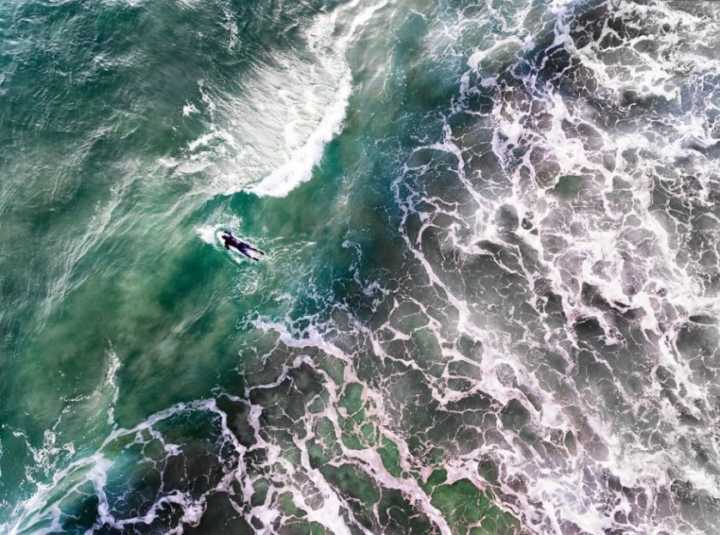 Surfista – Surfista português enfrentando o frio europeu de fevereiro