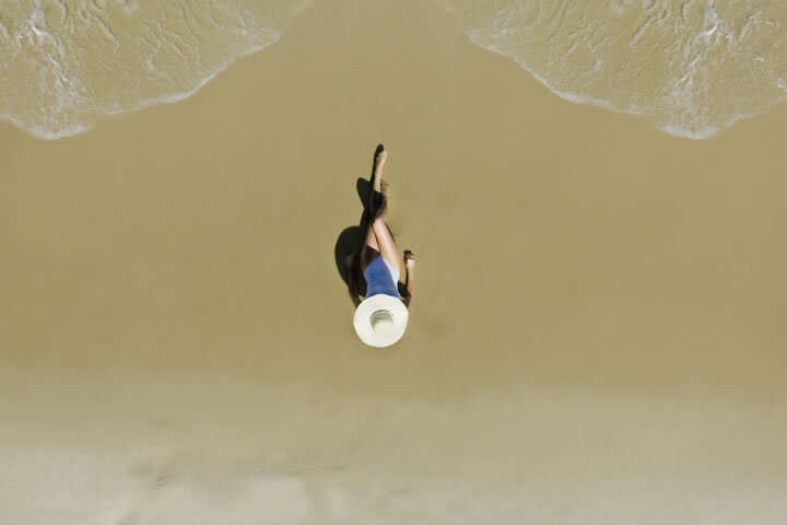 Menina na Praia, Rio de Janeiro – Permanece na praia de manhã e à tarde