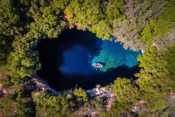 Caverna – Explorando a caverna de Melissani na ilha grega de Cefalônia de barco
