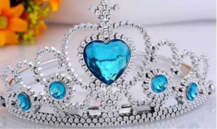 Na loja do Folião tem tiara de princesa nas cores rosa e azul