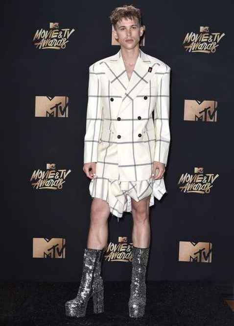 Esta não é a primeira vez que Tommy Dorfman troca o terno pelo vestido