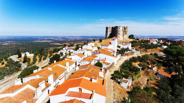 Vista panorâmica do pequeno vilarejo de Evoramonte, no Alentejo