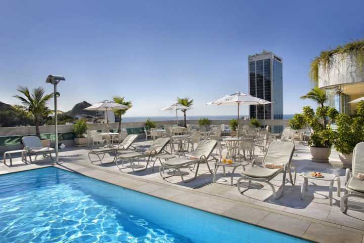 Vista da piscina do Hotel Windsor Plaza Copacabana, no Rio de Janeiro