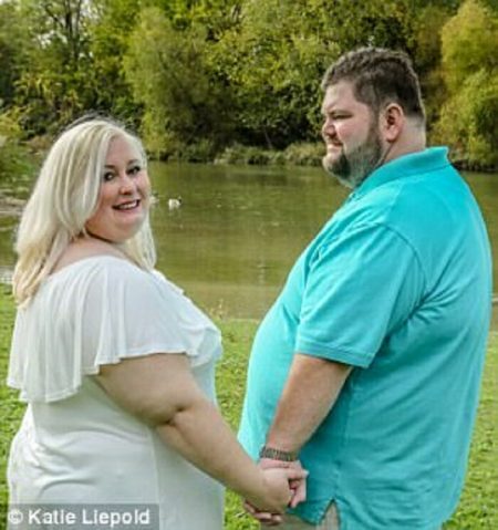 Katie Liepold e seu noivo antes da manipulação das fotos