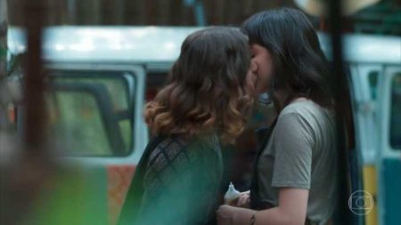 1º beijo entre Lica e Samantha rouba a cena em “Malhação”
