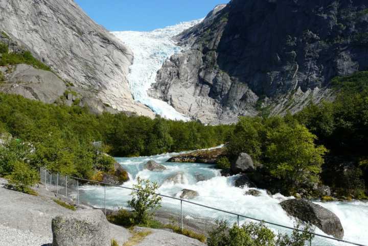 O lago glacial Briksdalsbrevatnet