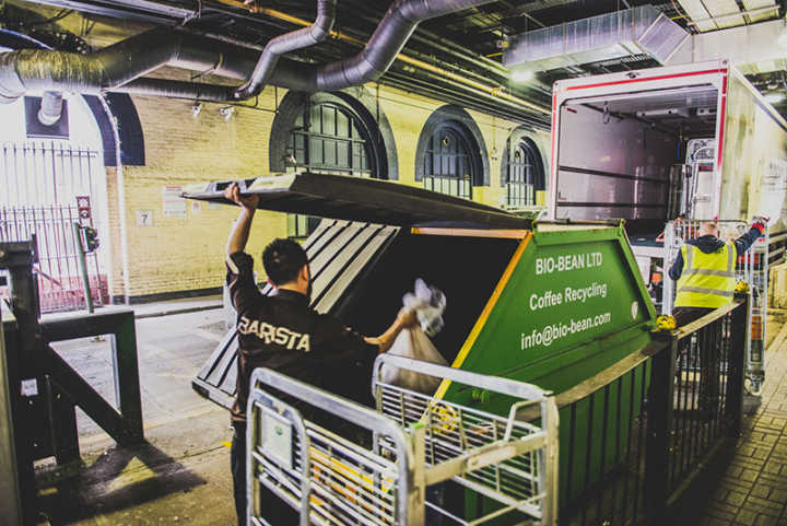 Em vez do aterro, o destino é a fábrica de reciclagem