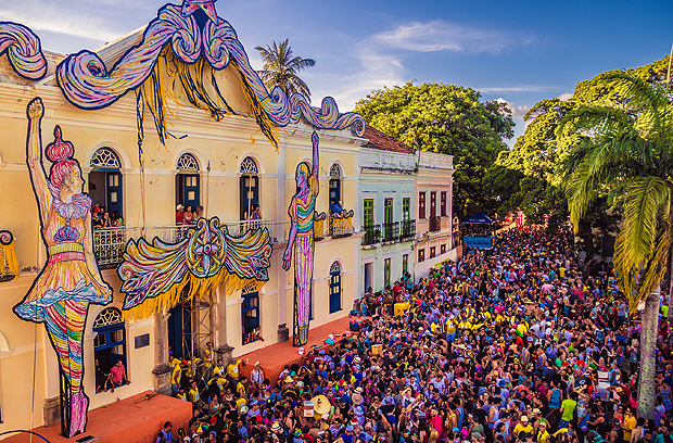 Foliões na frente da Prefeitura de Olinda, ponto de encontro no Carnaval