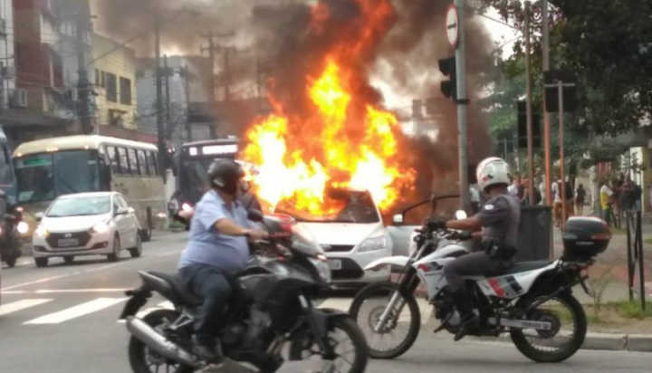 O carro foi destruído pelo fogo