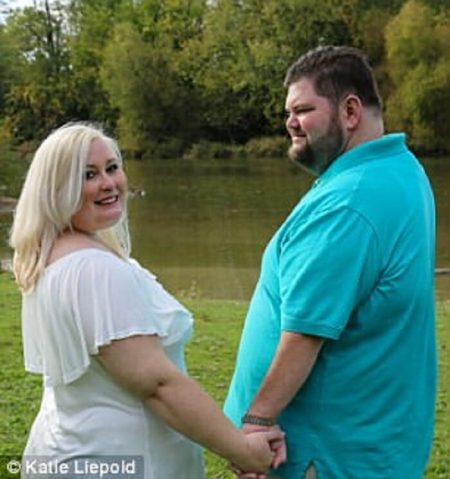Katie Liepold e seu noivo depois da manipulação das fotos